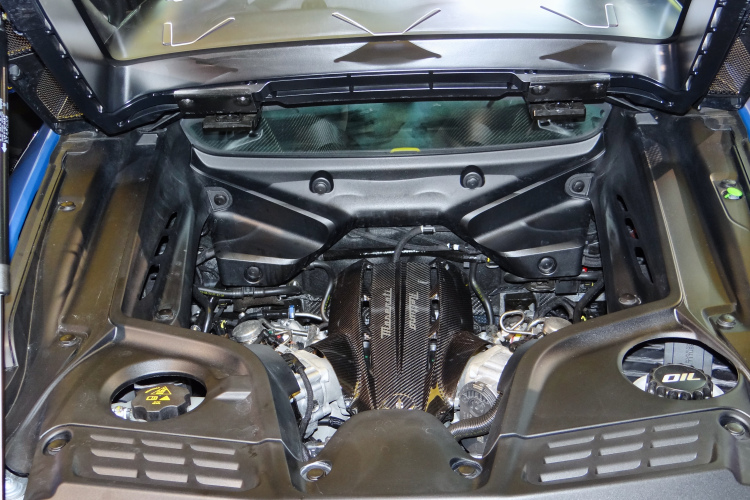 640CV最大馬力造就2.8秒零百加速性能,極速可達320km/h。