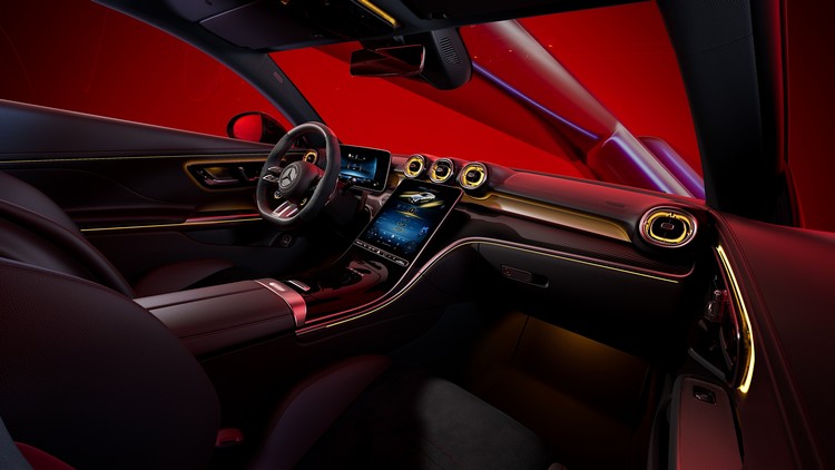 MBUX 3.0 多媒體系統,配備 5G 通訊模組與進階娛樂套件,將行車時光轉化為專屬的個人空間。