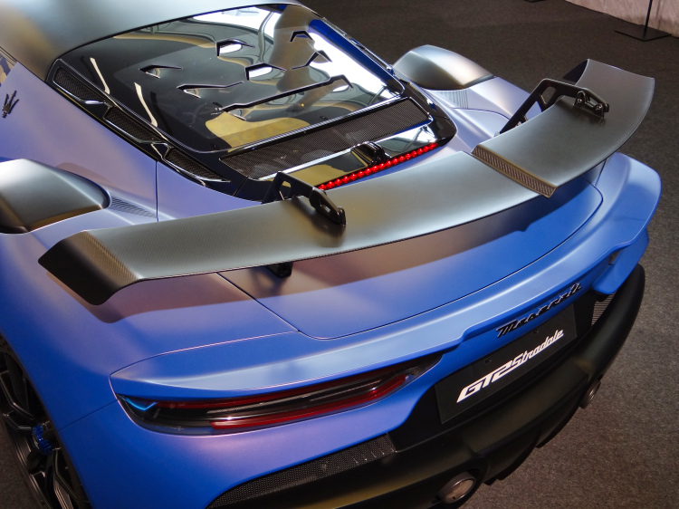 車尾三段可調消光碳纖維後尾翼,最大可提供 370 kg下壓力,整體在時速 280 km/h 時可實現高達 500 kg 的總體下壓力。