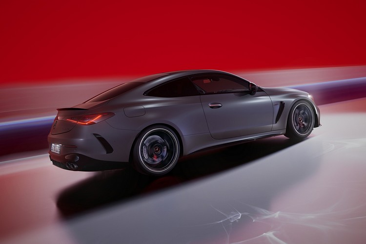 AMG 空力造型套件包含前擾流板、兩側勾狀翼片及AMG 後擾流尾翼優化空氣力學表現。