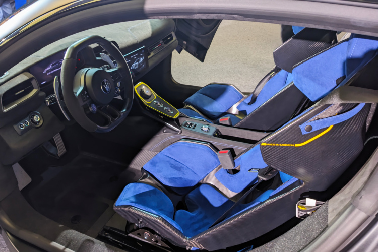 內裝搭載藍色 Alcantara 輕量化賽車座椅,選配四點式安全帶。