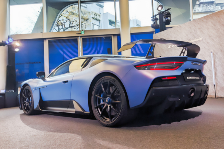 GT2 Stradale 提供公路版、競技版和公路版等三款選配套件,滿足不同風格偏好的車主需求。