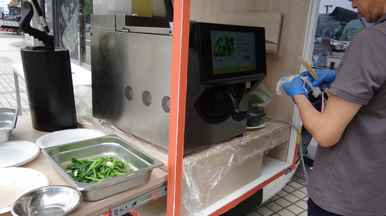 記者會現場同時展示內建自動炒菜機,和配有義式冰淇淋機的兩款電動三輪車。