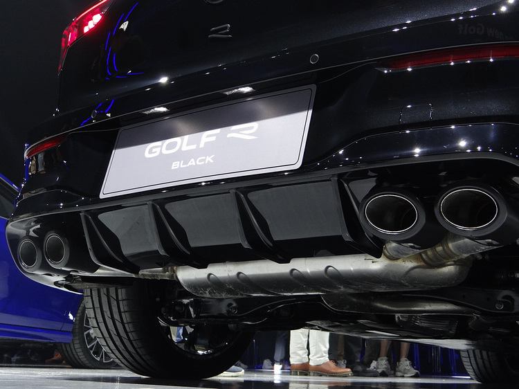 Golf R Black Edition配備R專屬運動化四出尾管、專屬大型擾流尾翼以及擴流器等設計。