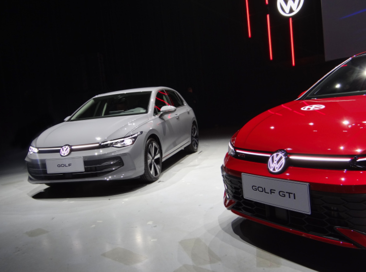 小改款換上新前、後保險桿,向內C字勾起的線條營造出集中、銳利的效果,衝擊又魄力感十足。